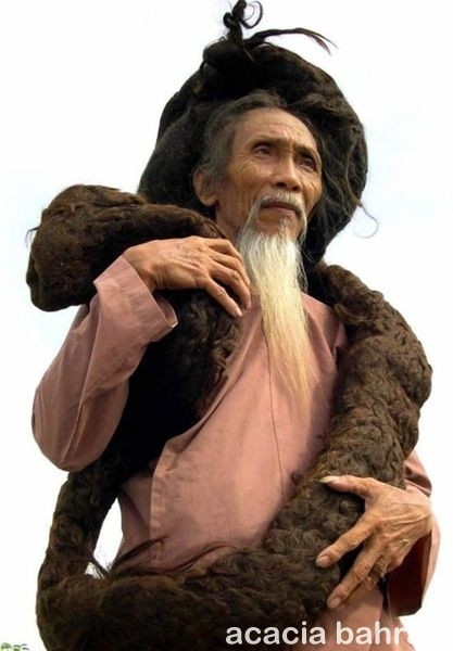 ئەم پیاوە زیاتر لە نیوسەدەیە مووی كورت نەكردۆتەوە